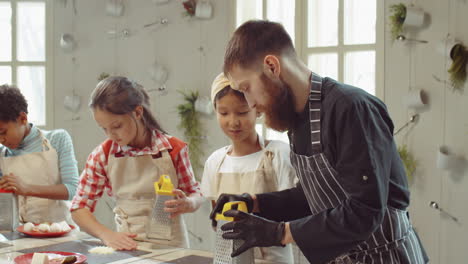 Kinder-Reiben-Käse-Während-Des-Kochmeisterkurses