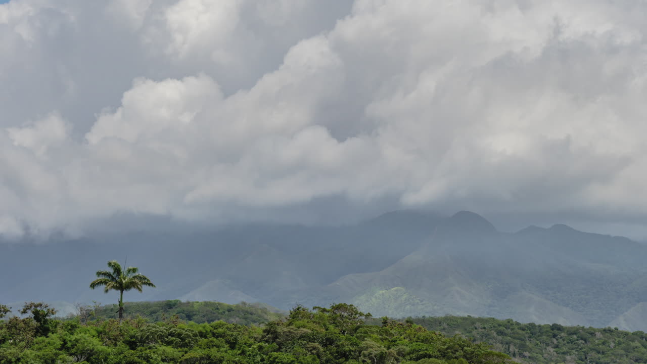nubes cúmulos soplan alrededor del monte koghi cerca de numea, nueva caledonia