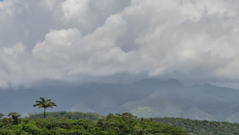 Nubes-Cúmulos-Soplan-Alrededor-Del-Monte-Koghi-Cerca-De-Numea,-Nueva-Caledonia