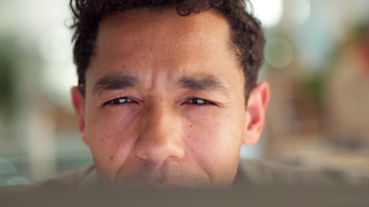 hombre sonriente trabajando en computadora portátil