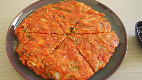 Koreanischer-Kimchi-pfannkuchen-Oder-Kimchijeon---Gebratenes-Gemischtes-Ei,-Kimchi-Und-Mehl---Koreanischer-Essensstil