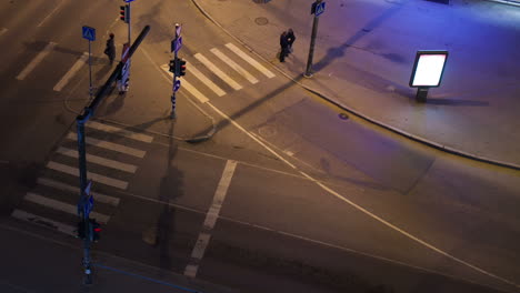 Zeitraffer-Des-Verkehrs-Auf-Der-Straße-Mit-Zebra-Und-Lichtern