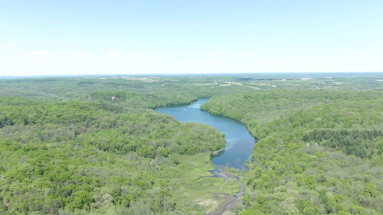 미국 위스콘신 산맥에 있는 작은 자연 호수를 둘러싼 울창한 숲 위로 높은 고도의 공중 발사