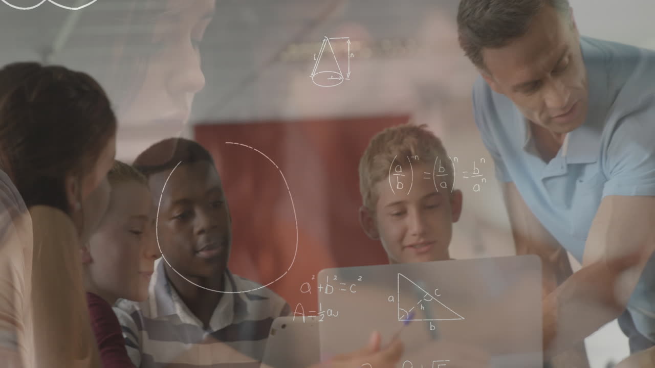 animación de ecuaciones matemáticas sobre niños de escuela y maestro masculino usando computadora portátil en el aula