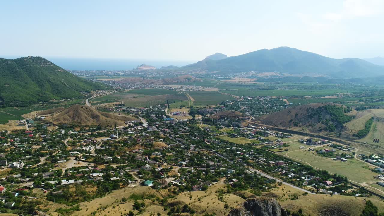 vista aérea de una ciudad ubicada en un valle montañoso