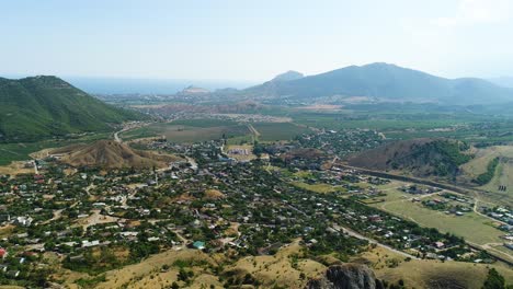 vista aérea de una ciudad ubicada en un valle montañoso