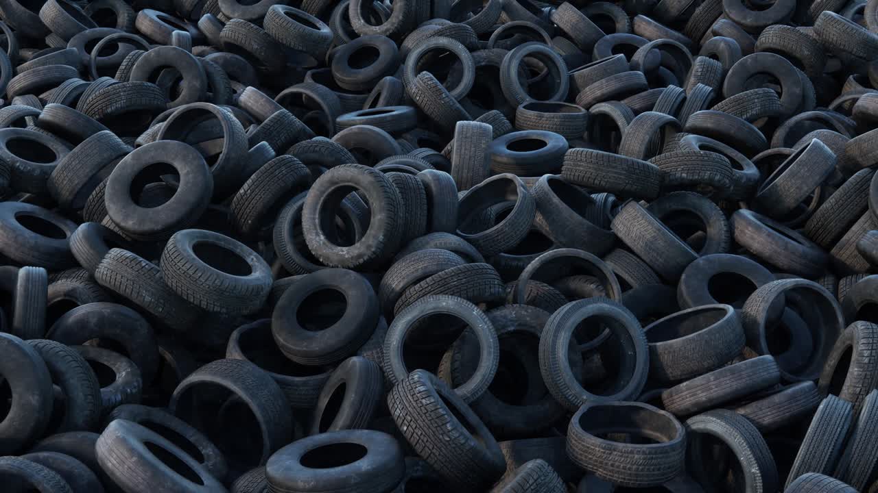 오래된 자동차 타이어 저장소의 어리. 사용 된 타이어 쓰레기 창고의 러리.