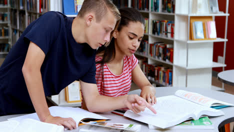 Estudiantes-Atentos-Que-Estudian-En-La-Biblioteca