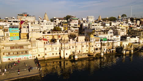 antiguas arquitecturas de la ciudad costera del lago de udaipur en rajasthan, india