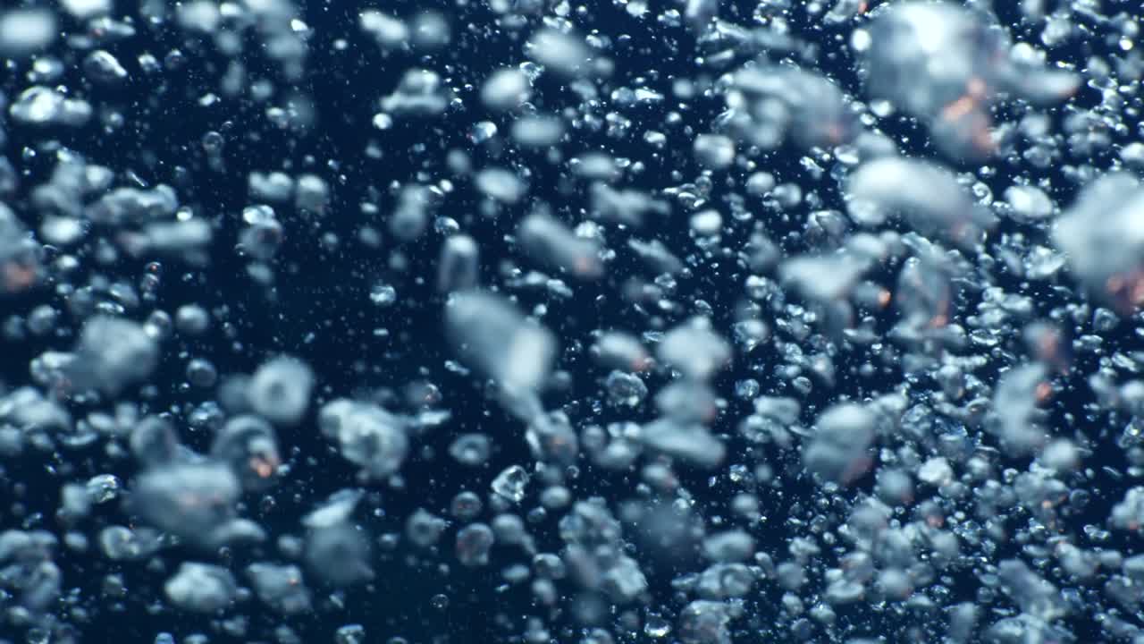 하늘과 표면에 가까운 수중 바다 풍경 태양 광선과 공기 거품 느리게 편안한 바다 배경