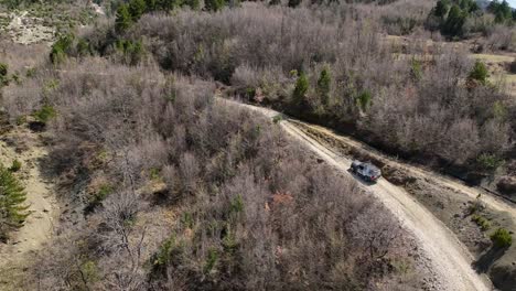 coche de rally conduciendo fuera de la pista hacia la montaña