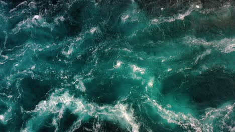 las olas de agua del río y el mar se encuentran durante la marea alta y la marea baja.