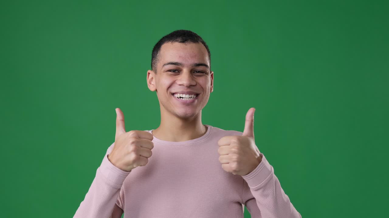 hombre emocionado dando pulgares hacia arriba gesto