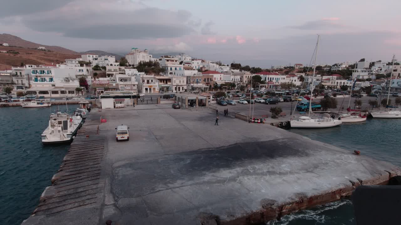pov de un barco que sale del puerto de andros en grecia en cámara lenta