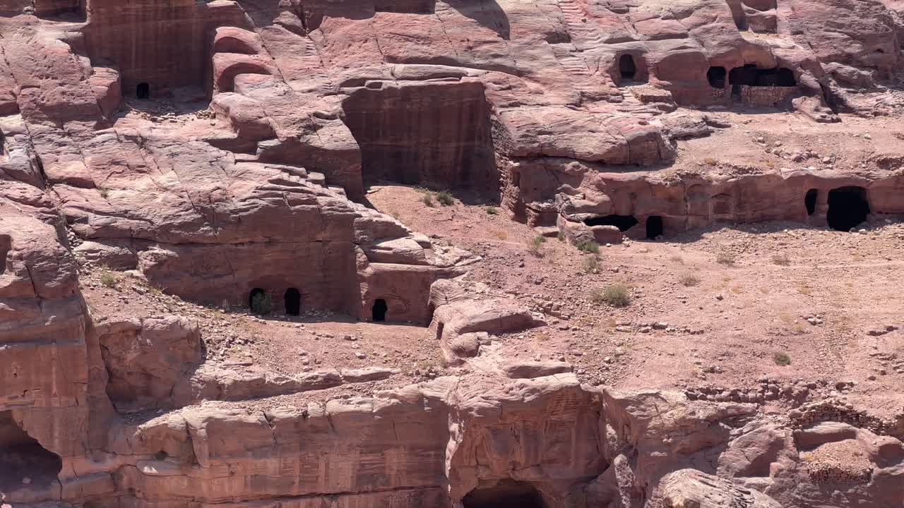 el valle de petra en wadi musa, jordania con el tesoro en medio de un paisaje rocoso y montañoso, un sitio del patrimonio de la unesco, el antiguo reino nabateo 4k establecer disparo