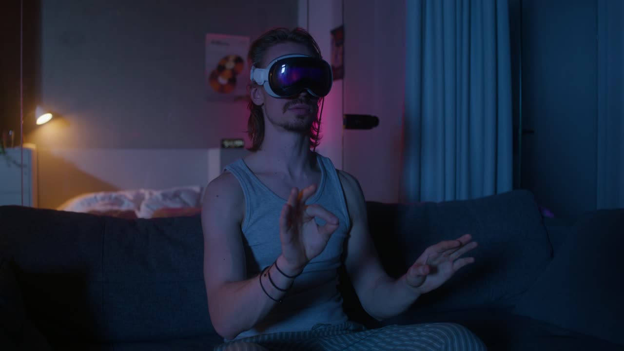 Uomo che sperimenta la realtà virtuale a casa
