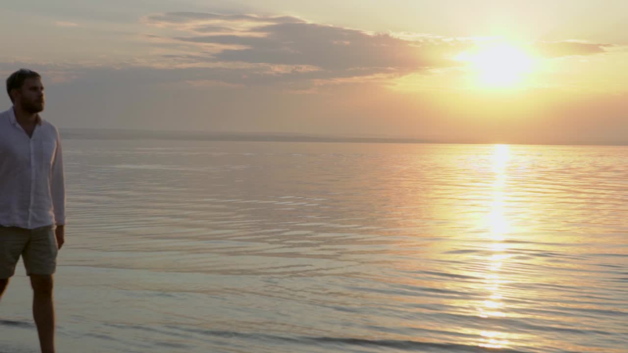 해질녘 해변을 걷는 커플