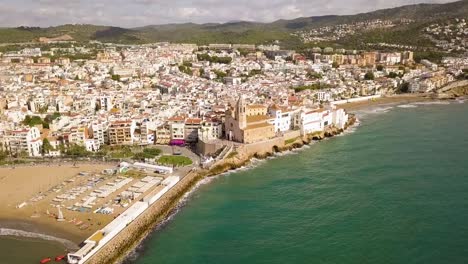 costa escénica con la playa el baluard de sitges en españa