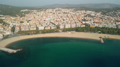 imagen aérea de drones de sant feliu de guixols en la costa brava de gerona.