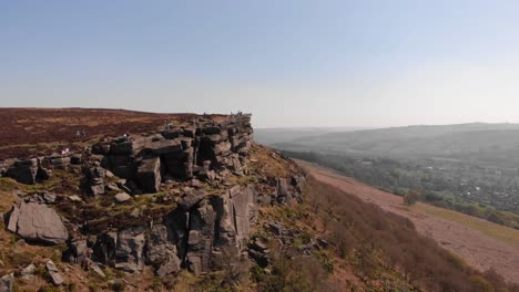 Drohnenansicht-über-Bamford-Edge-Aus-Der-Vogelperspektive-Einer-Drohnen-Luftaufnahme-Einer-Touristenattraktion-Im-Peak-District,-Aufgenommen-In-4K