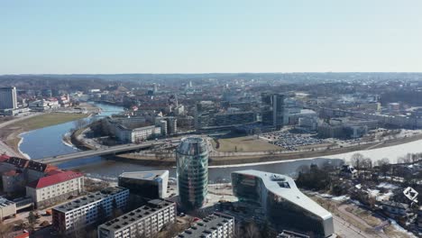 antena: toma giratoria del panorama de vilnius con la orilla del río neris y edificios de oficinas en el fondo