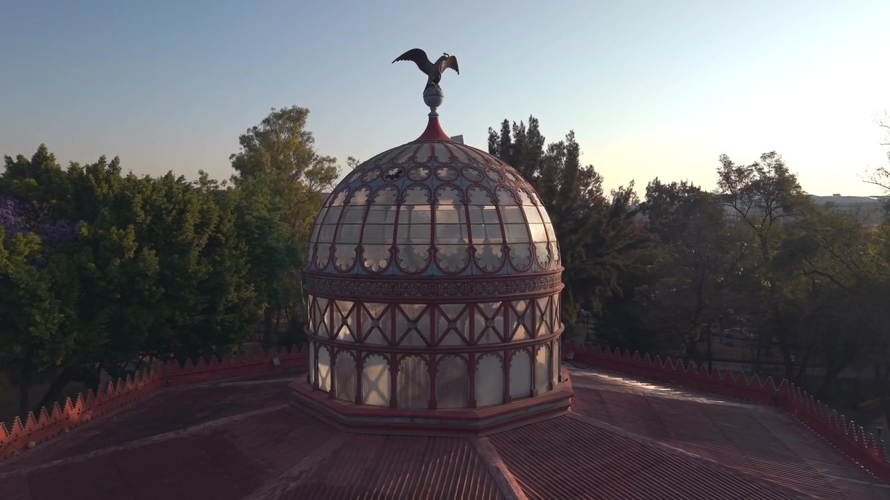 Orbita aerea della cupola ornamentale in vetrate del Kiosco Morisco a CDMX all'alba, Messico.