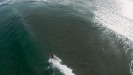 bodyboarder despega en caras de olas abiertas y realiza trucos