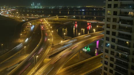 la intersección de la autopista nocturna en dubai