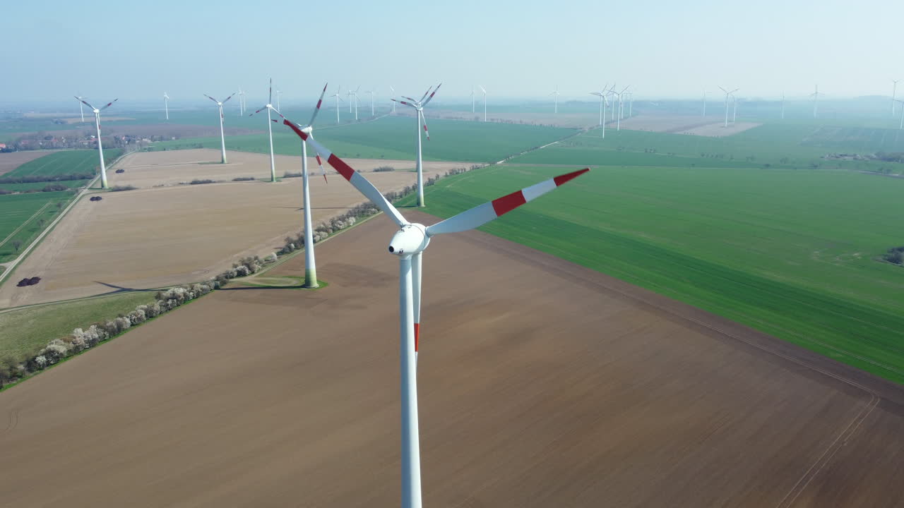 시골 풍경에서 풍력 발전소의 공중 사진