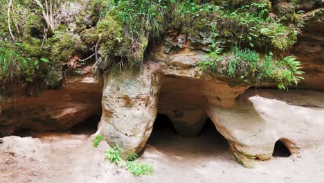 el laberinto de peldanga, las cuevas de liepniekvalka en letonia