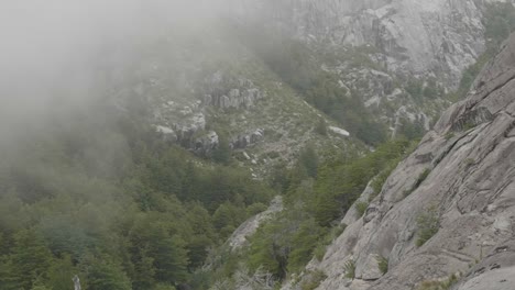 Wolken,-Die-Durch-Eine-Granitwand-Und-Einen-Einheimischen-Wald-Gehen