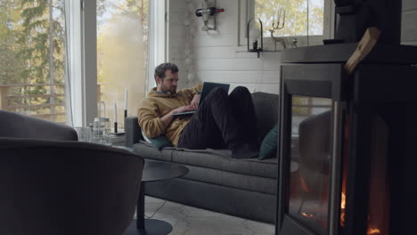 Un-Hombre-Cómodo-Trabaja-En-Una-Laptop-En-Casa