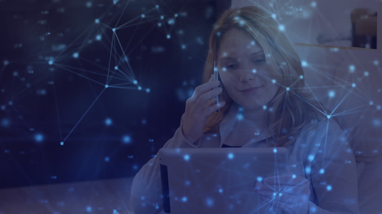 red de conexiones contra la mujer usando tableta digital mientras habla en el teléfono inteligente