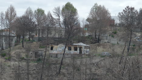 Observando-El-Punto-De-Vista-A-Través-De-Restos-Quemados-De-Casas-Familiares-Demolidas-Después-De-Un-Incendio-Forestal