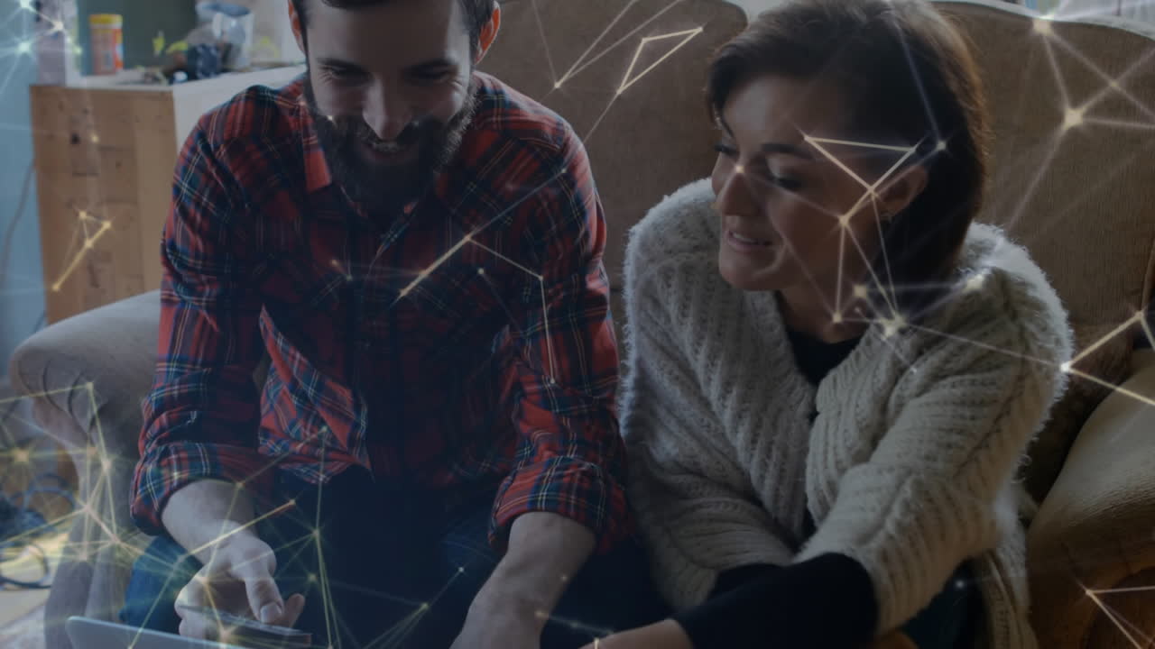 pareja caucásica en distanciamiento social comprando en línea en casa