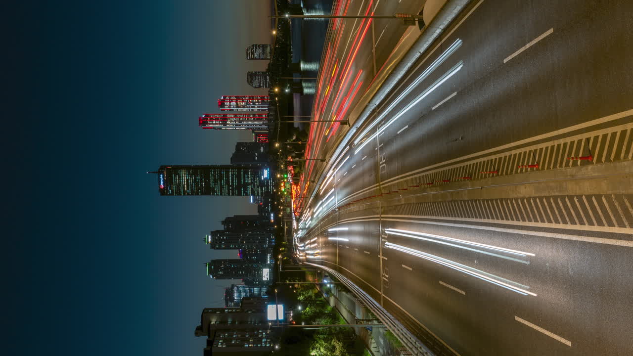 서울의 스카이라인과 올림픽 고속도로의 타임  ⁇ 스 자동차 교통 밤에 해가 지는 마지막 광선과 함께