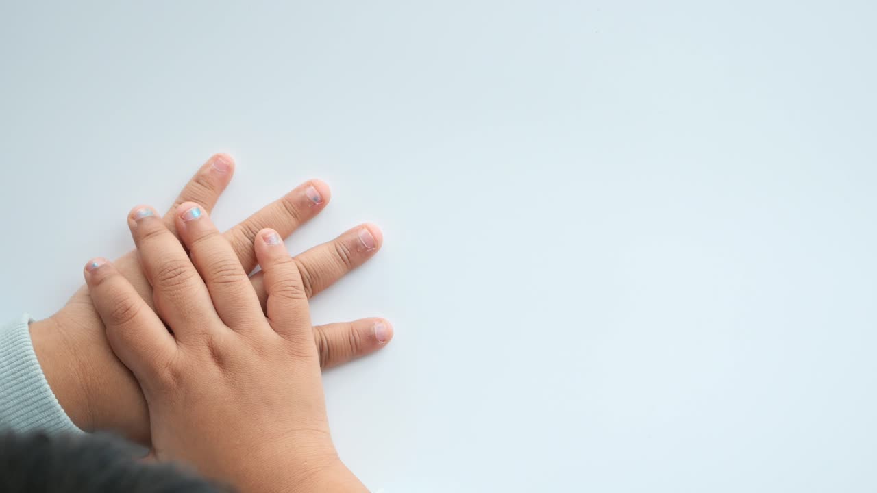 vista de arriba de la mano del bebé en la mesa