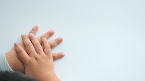 sicht von oben auf die babyhand auf dem tisch