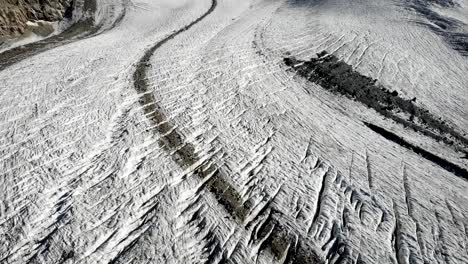 Sobrevuelo-Aéreo-Sobre-El-Glaciar-Pers-Cerca-De-Diavolezza-En-Engadin,-Swtizerland-Con-Una-Vista-Aérea-De-Las-Grietas