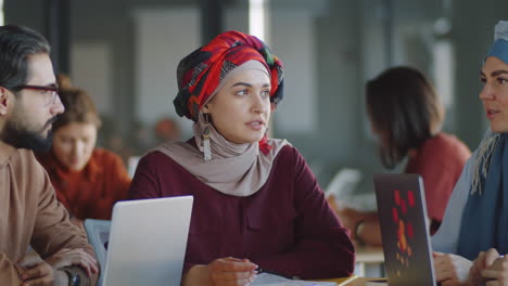 Mujeres-Musulmanas-Y-Hombres-Del-Medio-Oriente-Usando-Tableta-En-La-Reunión-De-La-Oficina