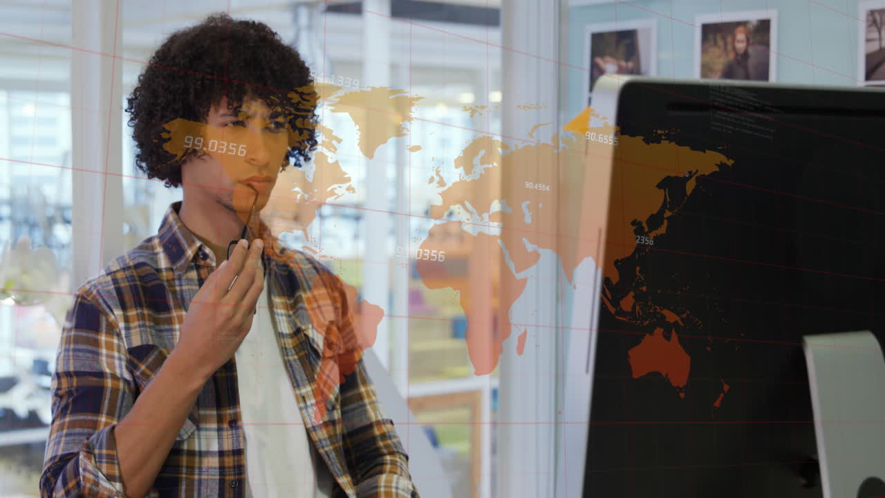 animación de un mapa con números sobre un empresario biracial que usa gafas y usa una computadora