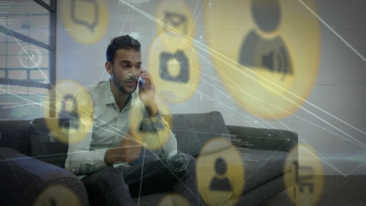 hablando por teléfono, hombre en el sofá con iconos de redes sociales animación sobre él