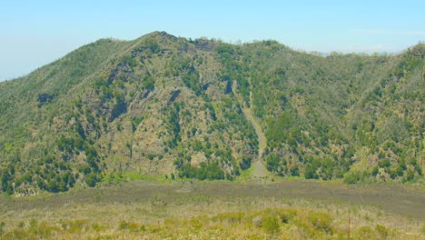 Toma-En-ángulo-Bajo-De-Las-Montañas-Que-Rodean-El-área-Del-Monte-Vesubio-En-Nápoles,-Italia-En-Un-Día-Soleado