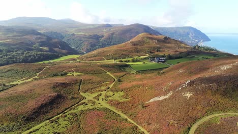 rural galés cubierto de brezo montaña ladera valle océano costa órbita derecho vista aérea