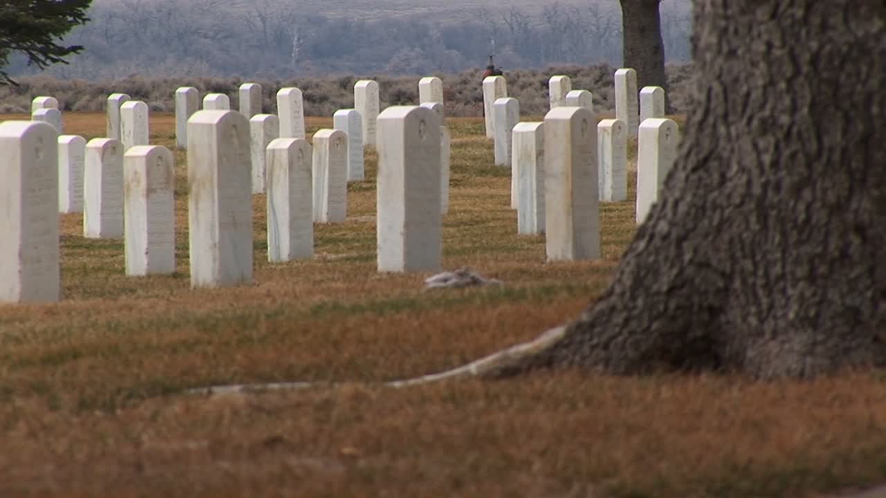 una toma en ángulo bajo de lápidas de mármol blanco en el cementerio nacional de arlington