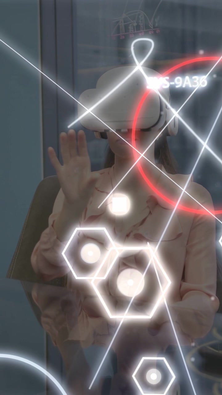 Vídeo vertical: Usuária de VR seguindo comandos, deslizando HUD hexagonal enquanto testa o headset na demonstração