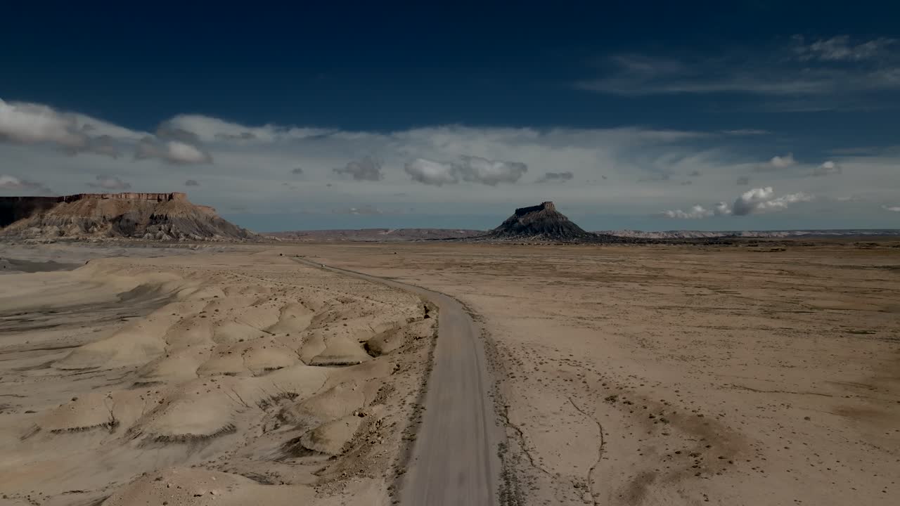Kaukaiset butte-kalliot karussa aavikkoerämaassa – ilmakuva