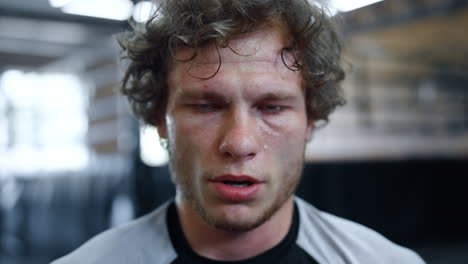 Luchador-Cansado-Teniendo-Un-Descanso-En-El-Gimnasio.-Guapo-Kickboxer-Sudando-En-El-Gimnasio.