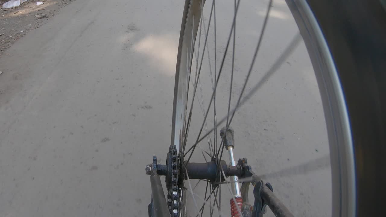 사이클 백 웰 체인 및 스포크 클로즈 와이드 샷 태양광에서 프로 이동