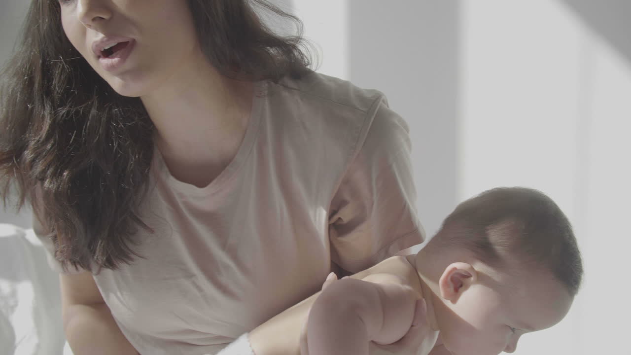 배꼽 아기를 키스하는 행복한 엄마